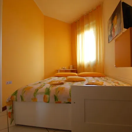 La Rosa Scarlatta Broseta Affittacamere 2*